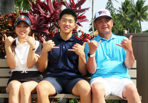 ハワイでゴルフを楽しんだソフトバンク工藤監督（右）と三女阿偉さん（左）、次男拓也さん（中央）（撮影・山本大地）