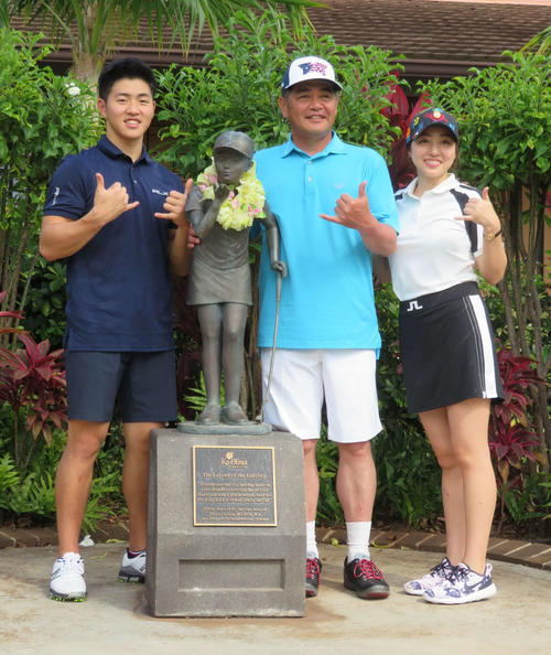 ハワイでゴルフを楽しんだソフトバンク工藤監督（中央）と三女阿偉さん（右）、次男拓也さん