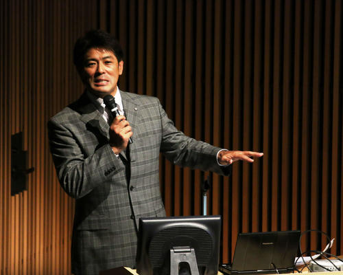 北大で開催された「ベースボールセミナー」で講演を行った侍ジャパン稲葉監督（撮影・木下大輔）