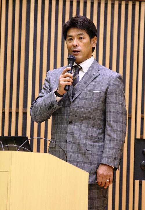 北大で開催された「ベースボールセミナー」で講演を行った侍ジャパン稲葉監督（撮影・木下大輔）