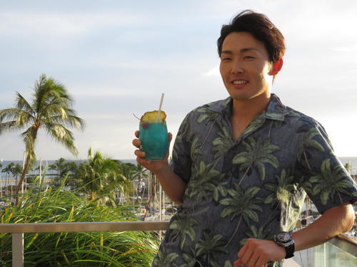 プリンス・ワイキキホテルで、ハワイの海をバックに写る西武源田（撮影・栗田成芳）