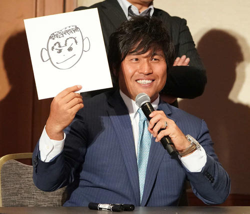激励会パーティーのイラストクイズで根尾の顔を描いた平田（撮影・森本幸一）