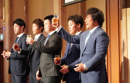 自身の激励会パーティーで乾杯する平田（右）（撮影・森本幸一）