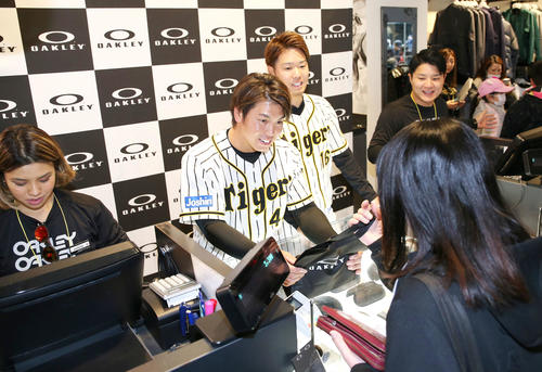 オークリーストア大阪心斎橋店で1日店長として店頭に立つ梅野（手前）と西（撮影・上山淳一）