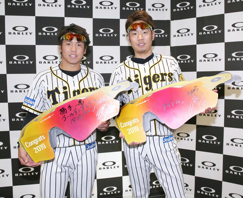 オークリーストア大阪心斎橋店でのトークショー＆サイン会で来季の目標を掲げる梅野（左）と西（撮影・上山淳一）