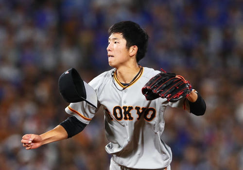 プロデビュー戦となったDeNA戦で帽子を飛ばしながら力投する巨人戸郷（2019年9月21日）