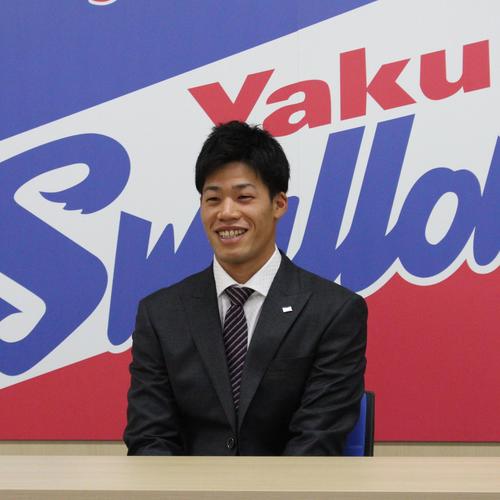 契約更改を終え会見に臨むヤクルト塩見（撮影・保坂恭子）
