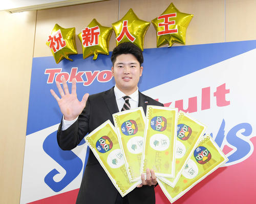 契約更改したヤクルト村上は笑顔で写真に納まる（撮影・鈴木みどり）