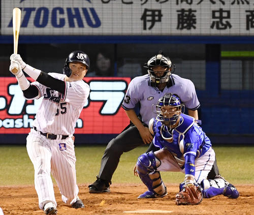 8月12日、サヨナラ2点本塁打を放つ村上（撮影・横山健太）