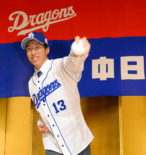 会見後、笑顔でピッチングフォームを披露する橋本侑樹（撮影・森本幸一）
