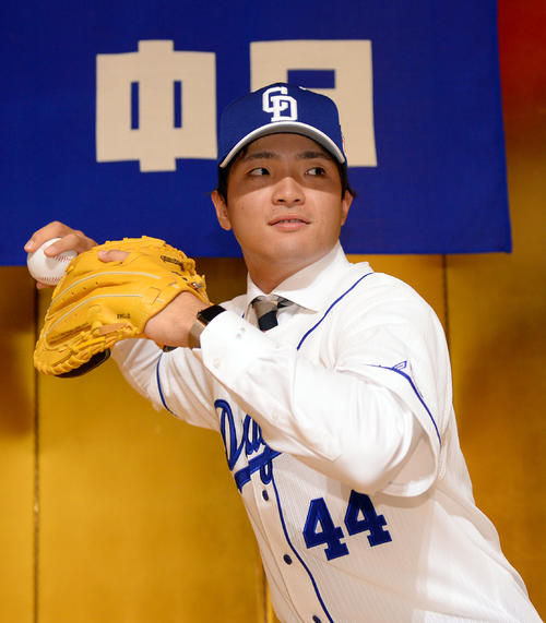 スローイングのフォームを披露する中日郡司裕也（撮影・森本幸一）