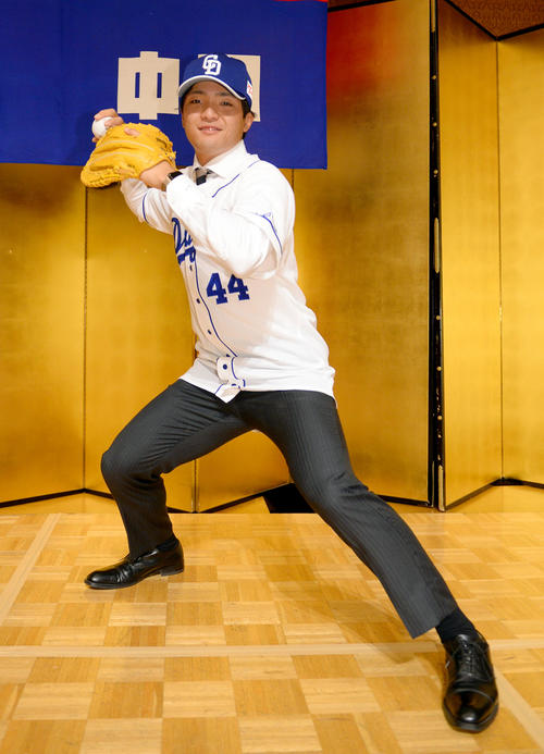 スローイングのフォームを披露する中日郡司裕也（撮影・森本幸一）