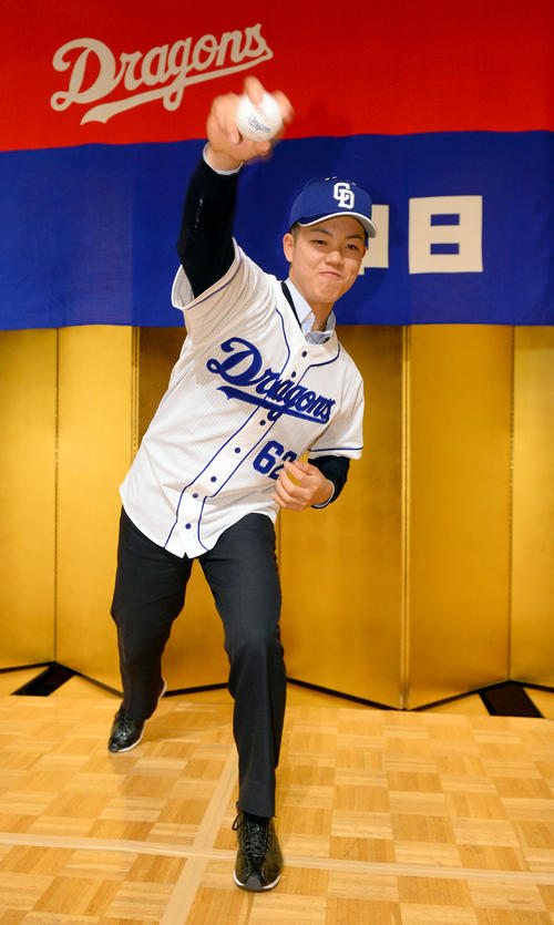 中日ドラゴンズ新入団発表　投球フォームを披露する竹内龍臣（撮影・森本幸一）
