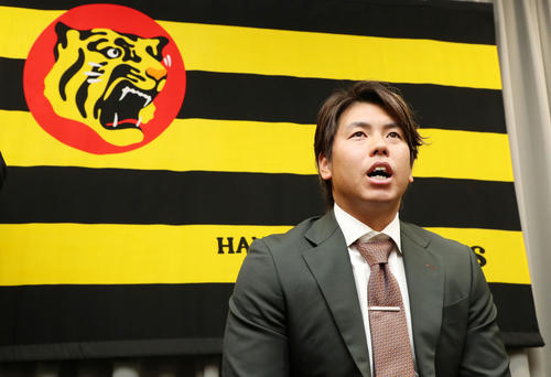 契約更改し1億円でサインした梅野（撮影・加藤哉）