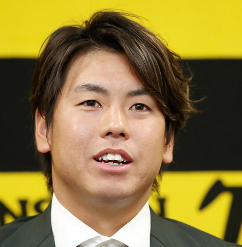 1億円でサインして契約更改を終え、会見する梅野（撮影・加藤哉）