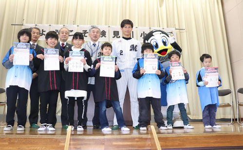 検見川小学校の児童に「マリーンズ算数ドリル」を贈呈したロッテ藤原（撮影・久永壮真）