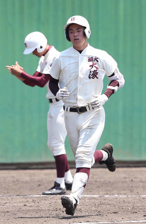 15年7月、左中間にソロ本塁打を放ち生還する浜地
