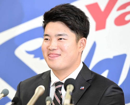 契約更改後、会見で笑顔を見せるヤクルト村上（撮影・鈴木みどり）