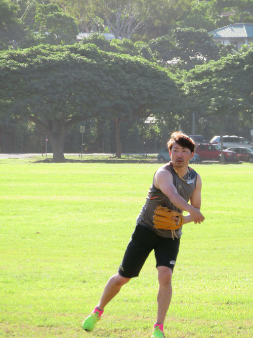ハワイ日本一旅行中もキャッチボールをするなど、体を動かしているソフトバンク内川