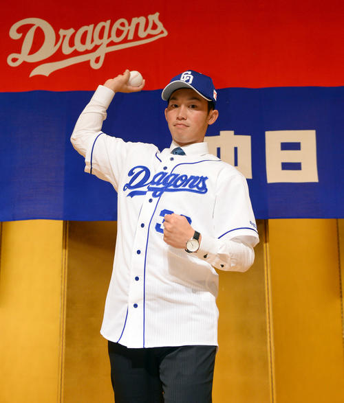 中日ドラゴンズ新入団発表　投球フォームを披露する岡野祐一郎（撮影・森本幸一）