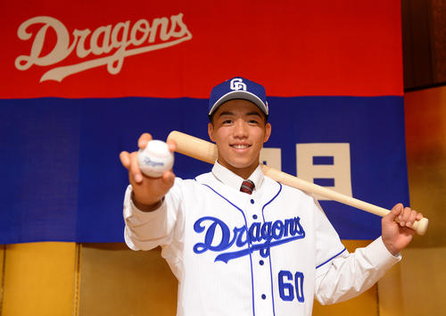 二刀流挑戦を表明しポーズを決める岡林勇希（撮影・森本幸一）