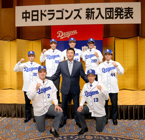 中日新入団発表で与田監督を中心に写真に納まる、前列左から石川昂、橋本。中列左は岡野、右は郡司。後列左から岡林、竹内、松田（撮影・森本幸一）