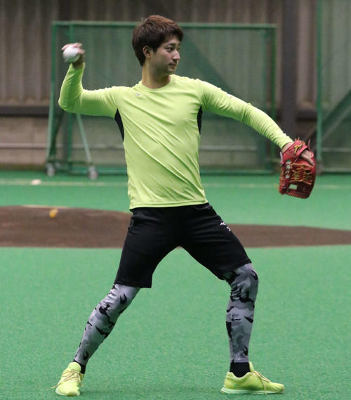 室内練習場でキャッチボールをする日本ハム浅間（撮影・山崎純一）