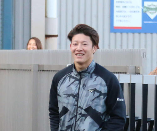 笑顔で日本ハムの勇翔寮に戻る吉田輝（撮影・中島宙恵）