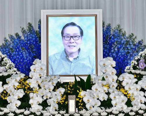 元ロッテ醍醐猛夫さんの祭壇には笑顔の遺影が飾られていた（撮影・小沢裕）
