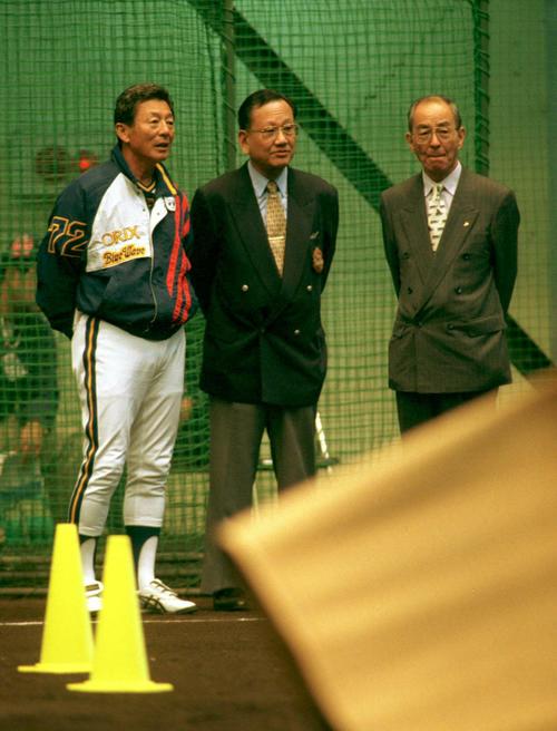 1997年2月、オリックス宮古島キャンプ視察の原野和夫パ会長（右）井箟重慶代表（中）仰木彬監督