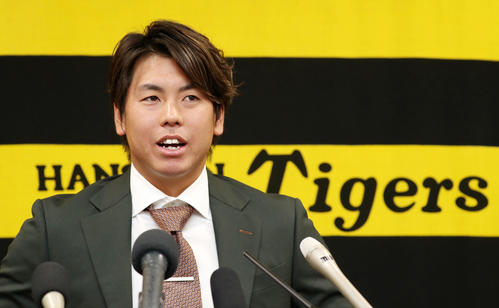 契約を更改し「大台になりました」と会見で語った梅野（撮影・加藤哉）