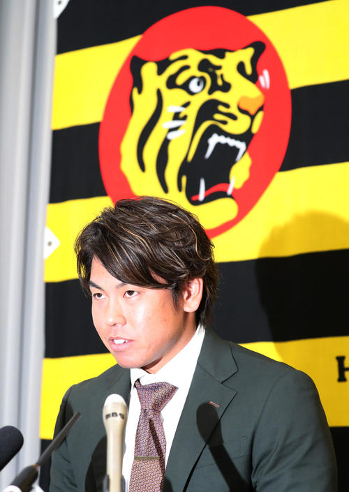 1億円でサインして契約更改を終え、会見する梅野（撮影・加藤哉）