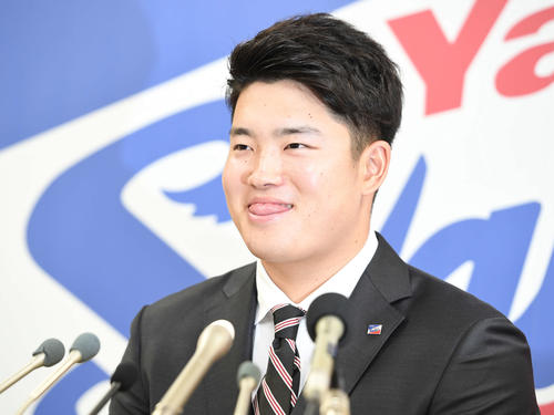 契約更改後、会見で笑顔を見せるヤクルト村上（撮影・鈴木みどり）