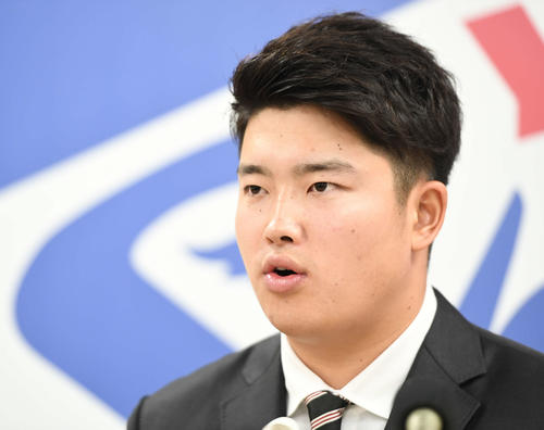 契約更改後、会見で記者の質問に答えるヤクルト村上（撮影・鈴木みどり）