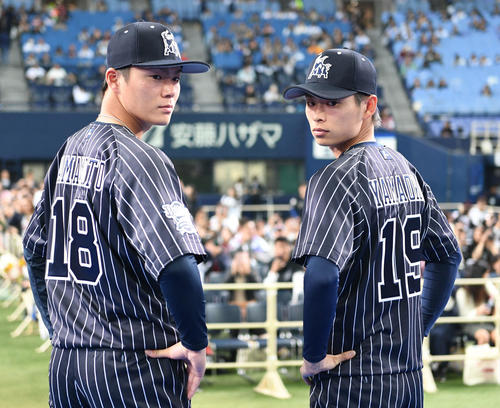 防御率1位だったオリックス山本（左）と、勝率1位の山岡（撮影・渦原淳）