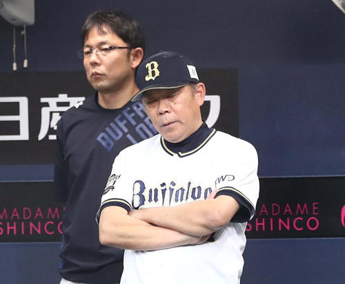 ベンチで渋い表情を見せる西村監督