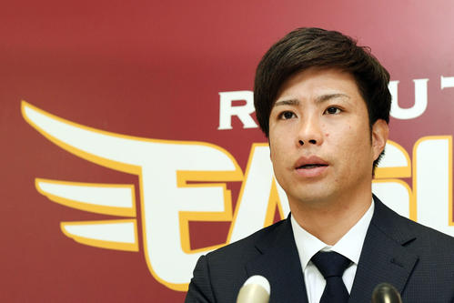 契約更改を終え会見する楽天辛島（撮影・滝沢徹郎）