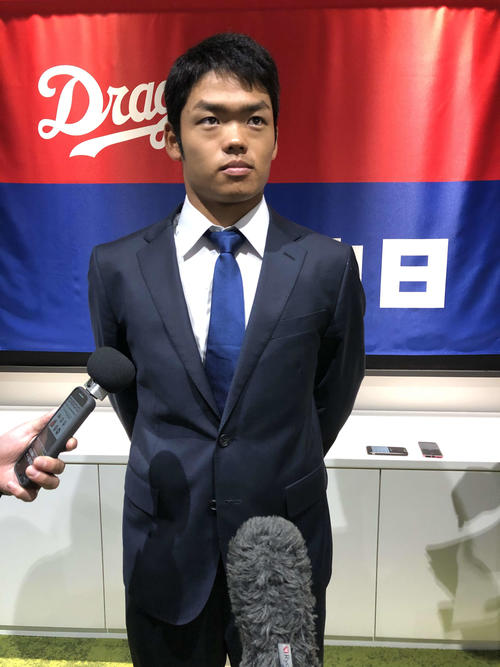 台湾でのウインターリーグを終え球団事務所に帰国報告に訪れた中日根尾昂（撮影・安藤宏樹）