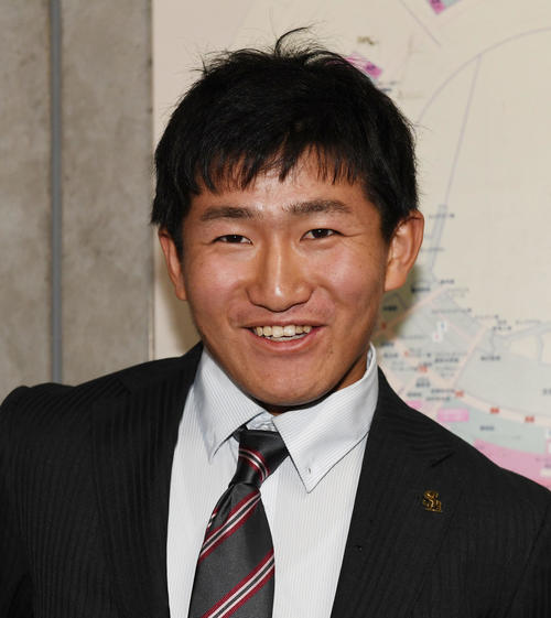 推定630万円で契約更改を終え笑顔で引き揚げるソフトバンク野村（撮影・今浪浩三）