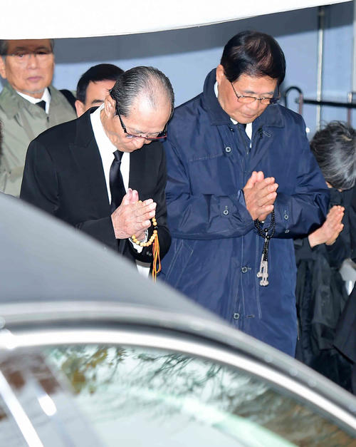 元ロッテ醍醐猛夫さんの告別式で出棺に臨む王貞治ソフトバンク会長（左）と末次利光氏（撮影・小沢裕）
