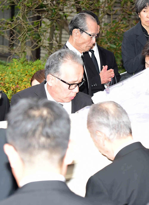 元ロッテ醍醐猛夫さんの告別式で出棺に臨む王ソフトバンク会長（撮影・小沢裕）