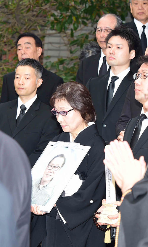 元ロッテ醍醐猛夫さんの告別式で出棺に臨む王ソフトバンク会長（後列中央）（撮影・小沢裕）