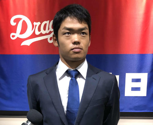 台湾でのウインターリーグを終え球団事務所に帰国報告に訪れた中日根尾（撮影・安藤宏樹）