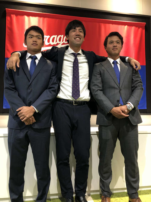 台湾でのウインターリーグ帰国報告を終え、球団事務所で会見に臨む左から中日根尾、阿知羅、石橋の3選手（撮影・安藤宏樹）