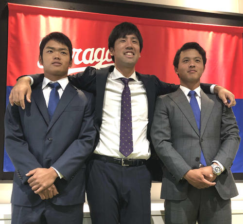 台湾でのウインターリーグ帰国報告を終え、球団事務所で会見に臨む左から中日根尾、阿知羅、石橋の3選手（撮影・安藤宏樹）