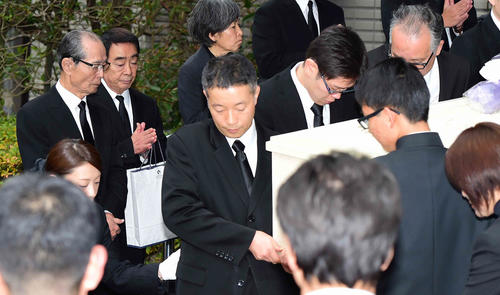 元ロッテ醍醐猛夫さんの告別式で出棺に臨むソフトバンク王会長（左）（撮影・小沢裕）