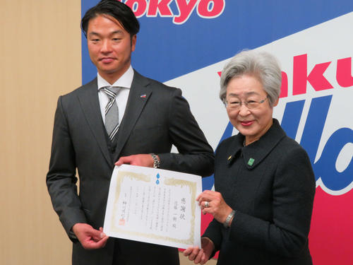 「世界の子どもにワクチンを　日本委員会」の剱持睦子理事長から感謝状を渡されるヤクルト近藤（左）
