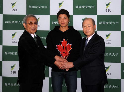 母校・静岡産大を訪問し、鷲崎学長（左）らと記念写真に納まる広島の大盛（中央）