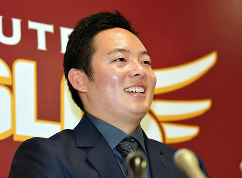 契約更改を終え笑顔で会見する楽天松井（撮影・滝沢徹郎）