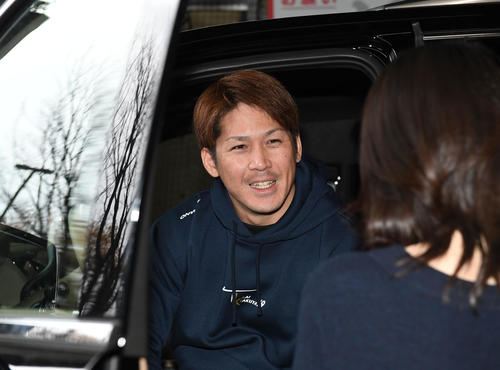 練習を終え笑顔で引き揚げる甲斐（撮影・今浪浩三）